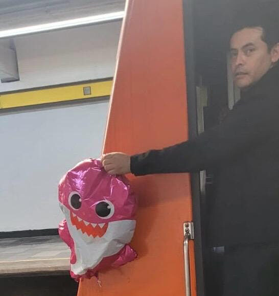 ¿Vas con globo o regalo metálico al Metro? Evita que cause un corto circuito en las vías