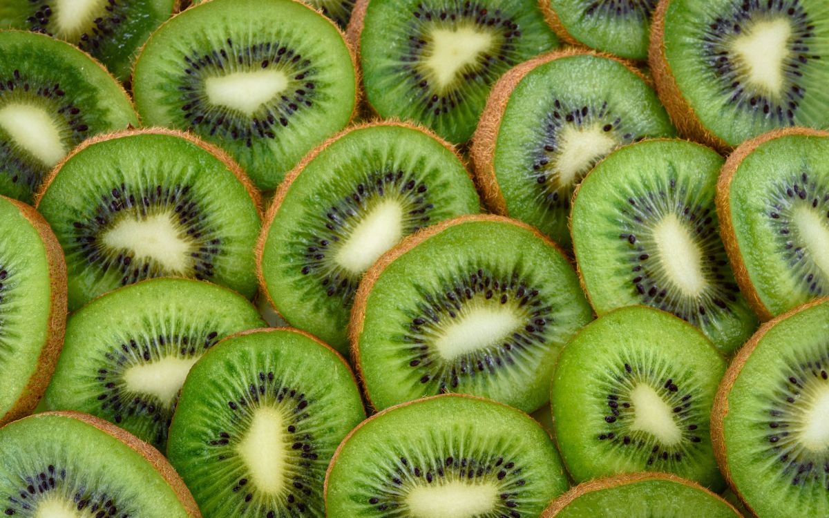 Descubre por qué deberías comer el kiwi con piel (y cómo hacerlo sin asco)