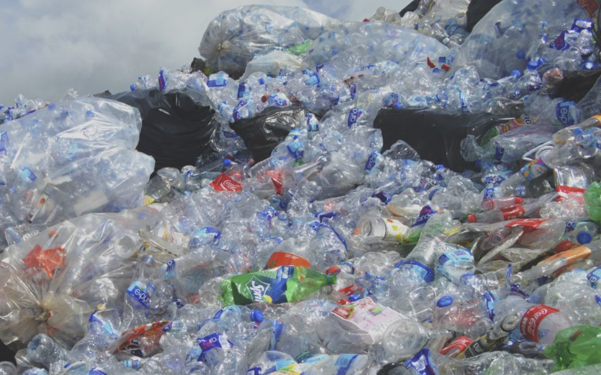 El reciclaje de plástico no supera el 10%: una crisis global que sigue creciendo