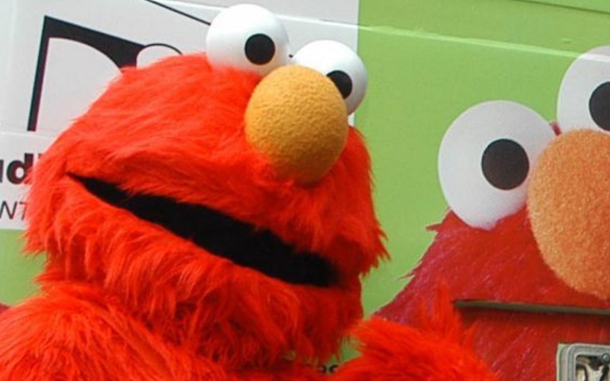 Hackean la cuenta de Elmo en X: mensajes racistas, antisemitas y teorías sobre Epstein escandalizan a sus seguidores