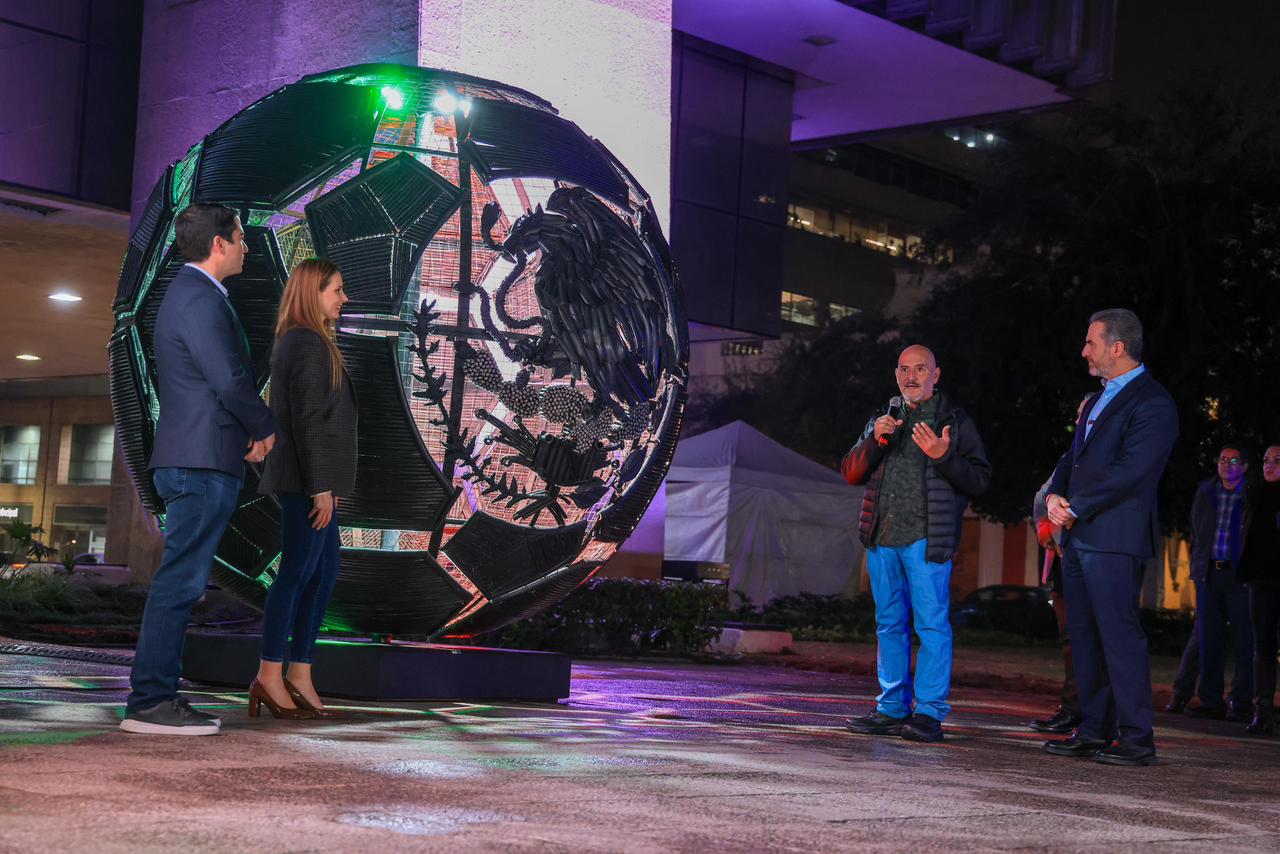 Adrián de la Garza devela “Balón Mexicano” hecho con cable reciclado