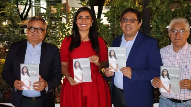 Marybel Villegas acompañada por asistentes durante la presentación de su libro sobre Quintana Roo