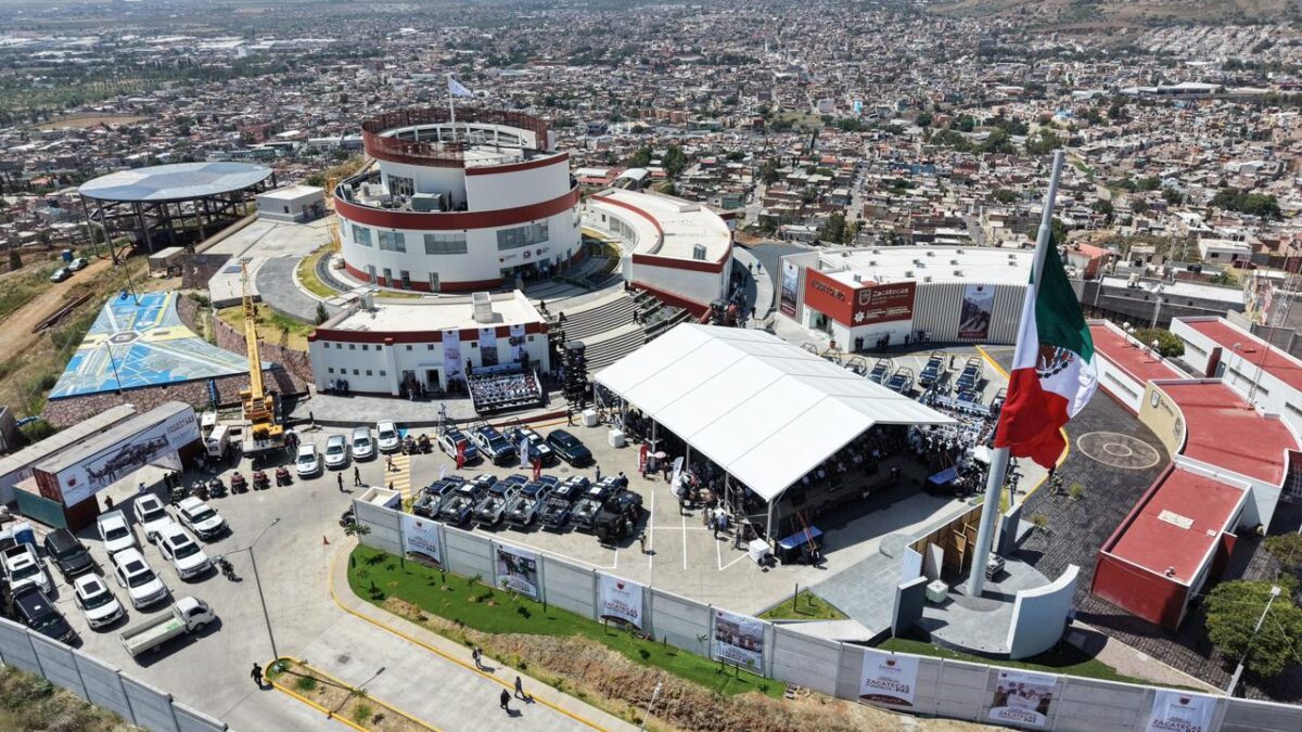 Vista aérea de un complejo de seguridad y la ciudad de Zacatecas, con bandera de México