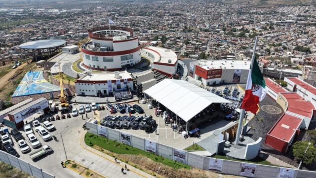Vista aérea de un complejo de seguridad y la ciudad de Zacatecas, con bandera de México