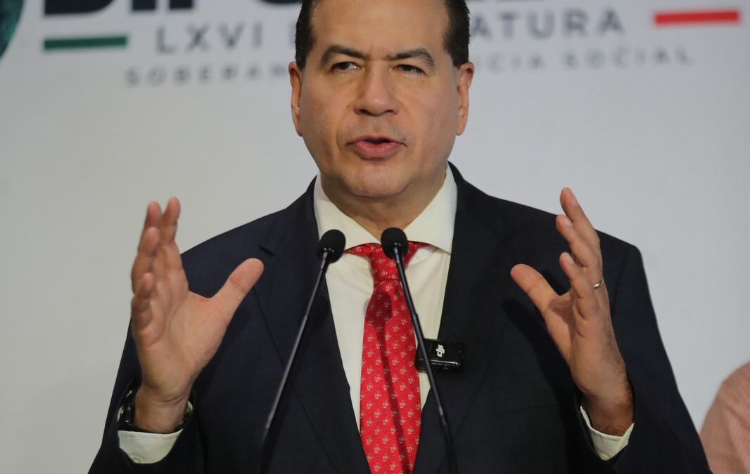 El diputado Ricardo Mejía habla ante medios en el Palacio Legislativo de San Lázaro